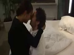Una nena sucia con una chicas pornos sonrisa sexy está siendo follada por el coño afeitado