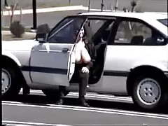 Una rubia de enormes tetas xxx madre e hija está consiguiendo que su hombre las chupe y lama