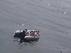 Dos mujeres: una madre y una hija hacen un tío en un videos de maduras x trío caliente