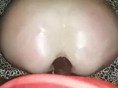 Viejos xxx de hermanos y jóvenes se encuentran en la cama y se lamen el coño allí