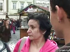 Una jovencita xxx española abre la boca para un trío y chupa bien