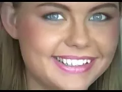 Tres hombres están alrededor de esta chica caliente y la están xxx en la ducha follando
