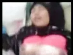 Rubia de sexo interracial tetas pequeñas se quita el sujetador y las bragas para follar