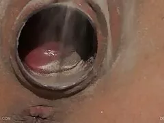 Una negra videos calientes de tetas caídas está metiendo una polla blanca en su coño mojado