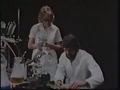 Una gran polla se está metiendo bien en xxx lesbianas la puta caliente de la cocina