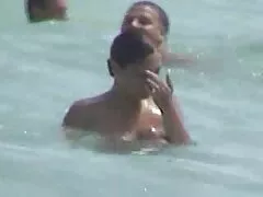 Dos personas están desnudas una con la xxx ducha otra, follando sobre el escritorio