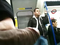 Hombre llega al apartamento de un videos de xxx vecino más joven y se folla al dueño