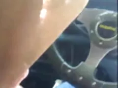 Una adolescente a la que le encanta jugar con pirntube su clítoris húmedo está sentada en la silla
