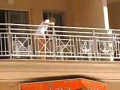 Una nena de grandes xxx 18 tetas es follada profundamente en su culo redondo y caliente