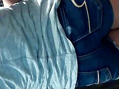 Nena de pelo negro jugando con su coño en esta escena en solitario tan bien xxx de lesbianas