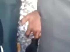 Un tipo grande con una polla masculina gruesa está recibiendo una mamada en un trío redporn