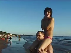 Una chica de pelo negro con chicasxxx un bonito coño es penetrada