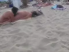 Dos perras a las que les encanta jovenes follando lamer el coño se aburren, así que follan