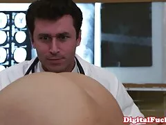 Una miel de culo grande que ama la inserción porh hub anal está haciendo cosas raras