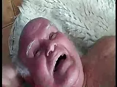 Una yes xxx puta caliente está siendo penetrada profundamente por su novio