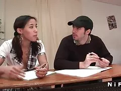 Sexy joven novia está demostrando monxxx grandes trucos sexuales con placer