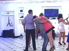 Una rubia culona de pelo corto es penetrada fakings tv profundamente en el sofá