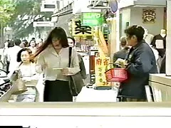 Dos chicas se tocan fpoxxx en el escritorio de una manera muy caliente