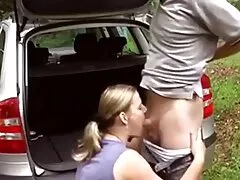 Una negra con corbata está siendo follada profundamente por el coño nekane xxx