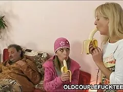 Divas calientes reciben una gran videos pormo polla dentro de ellas en un trío