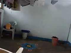 Una morena se masajea el clítoris mientras la follan muy duro cholotube