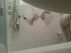 Apasionadas lesbianas bellezas divirtiéndose sexy en el babes xxx baño