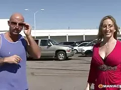 Una rubia de cara sexy es tocada a punta de pistola hoy maestra xxx
