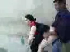 Pequeña chica totalmente natural es penetrada después de una ducha caliente y agradable ñorno