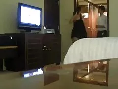 Una zoo porn nena con un culo redondo caliente es follada analmente muy profundo