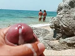 Cornudo escucha las historias de guarras de su xxx zorras esposa y recibe una paja