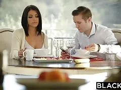 Una morena con un precioso gorditas xxx trasero está besando a un pollón
